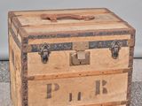 une vieille malle en bois sur laquelle est inscrit « phi phi phi »