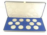 une image représentant une pièce d'argent dans un étui bleu