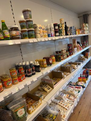 Ce magasin regorge de rayons remplis de produits alimentaires et de condiments.