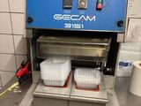 une machine posée sur le comptoir d'une cuisine