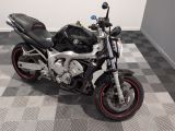 une moto garée sur un sol en damier