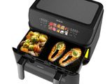 un gros plan d'une friteuse à air chaud contenant des aliments