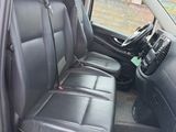 l'intérieur d'une voiture avec des sièges en cuir noir et un volant
