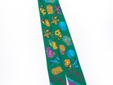 cravate verte et violette ornée d'un motif de crânes et de fleurs
