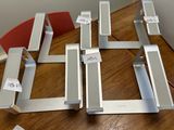 quatre morceaux de métal posés sur une table, auxquels sont attachées des étiquettes