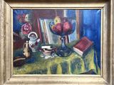 une peinture représentant une nature morte avec des pommes et un livre posés sur une table