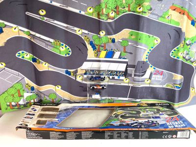 un petit train dans une boîte sur une table
