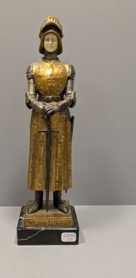 statue d'une femme en armure tenant une épée et un bouclier
