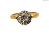 gros plan d'une bague en diamant sur fond blanc
