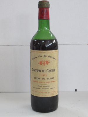 une bouteille de vin posée sur une table