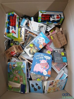 une boîte en carton remplie de livres et d'autres ouvrages pour enfants