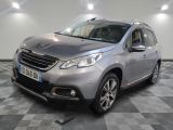 la voiture argentée est garée dans le garage sur un sol en damier