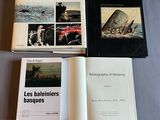 trois livres sont posés sur une table les uns à côté des autres