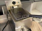 une friteuse posée sur un plan de travail dans une cuisine