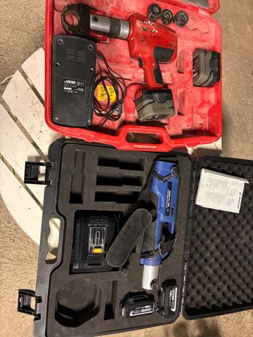 Lot de 2 coffrets sur batterie, pince à sertir PZ 1550 avec boîte...