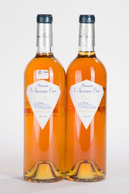 deux bouteilles de vin posées l'une à côté de l'autre sur une surface blanche