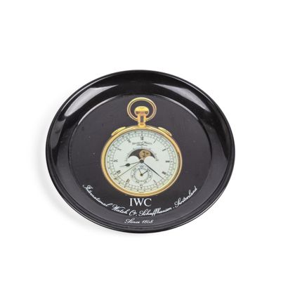 une image représentant une assiette noire sur laquelle figure une horloge dorée