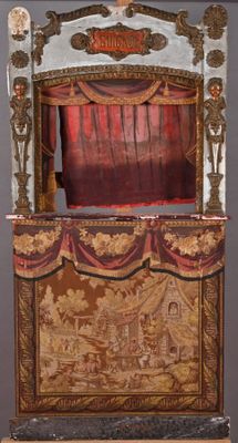 une petite boîte en bois surmontée d'un rideau rouge