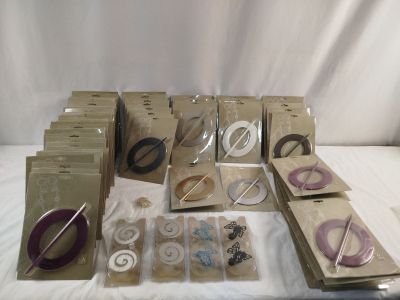 tout un tas de fournitures de couture posées sur une table