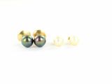 une paire de boucles d'oreilles en perles et or sur fond blanc