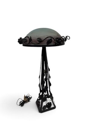une lampe posée sur une table à côté d'une clé