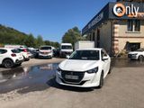 une voiture blanche garée devant un immeuble devant lequel sont garées d'autres voitures