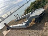 une photo d'un avion posé dans l'herbe