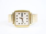 une image d'un gros plan d'une montre-bracelet sur une surface blanche