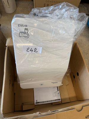 une boîte de papier toilette posée sur un carton