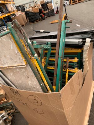une boîte en carton contenant un certain nombre d'objets