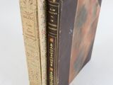 deux livres posés l'un sur l'autre sur une table