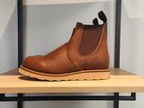 une paire de bottes marron posée sur une étagère en bois