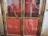 quelqu'un prend une photo de son reflet dans une vitrine