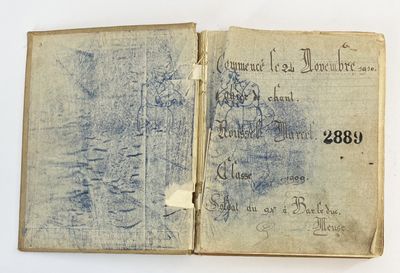 un vieux livre écrit posé sur une table