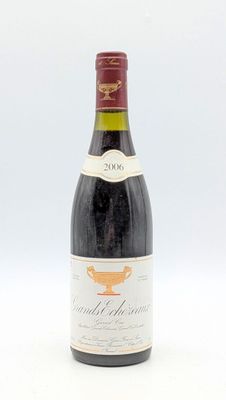 une bouteille de vin posée sur une table