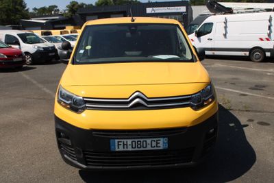 une camionnette jaune garée dans un parking