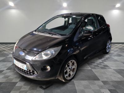 la photo d'une voiture noire garée dans un garage