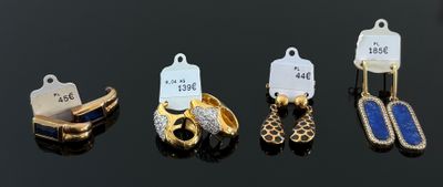 plusieurs types de bijoux sont présentés sur une surface noire