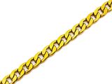 un bracelet en chaîne en or sur fond blanc