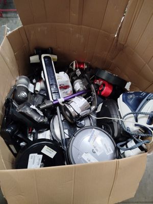 une boîte en carton remplie d'objets divers, posée dans la rue