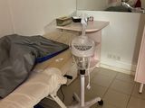 une pièce avec un lit, une table et un ventilateur