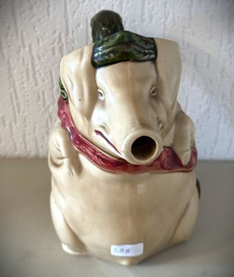 une figurine en céramique représentant un éléphant coiffé d'un chapeau