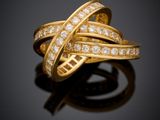 gros plan d'une bague en or avec des diamants sur une surface noire
