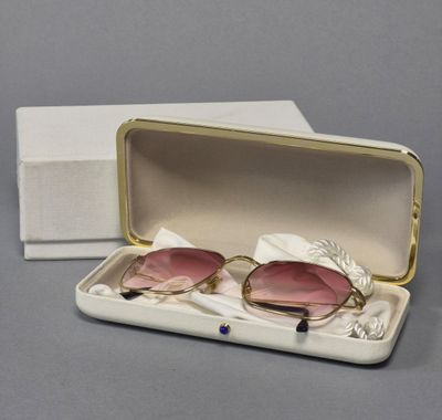 BOUCHERON Paire de lunettes de soleil en métal doré, verres …