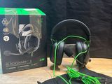un gros plan sur un casque audio posé sur une table en bois