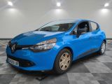 une voiture bleue est garée dans une pièce au sol à carreaux