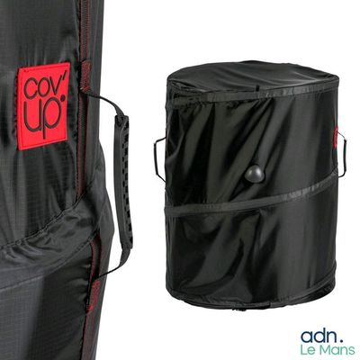 un sac noir avec un autocollant rouge dessus et un sac noir avec un autocollant rouge dessus