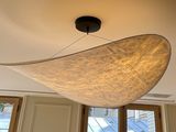 une lumière suspendue au plafond d'une pièce