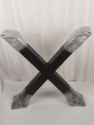 une paire de skis emballés sur une table