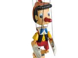 une marionnette en bois représentant un homme tenant un couteau à la main